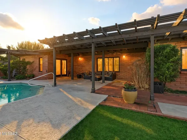 8470 E Crestridge Dr, Tucson, AZ 85750