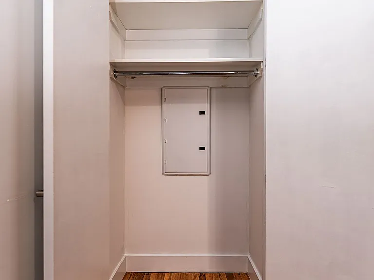 886 Jefferson Ave #B — Photo 3