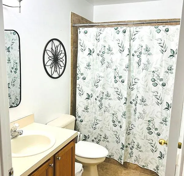 Shared bathroom / guest bathroom