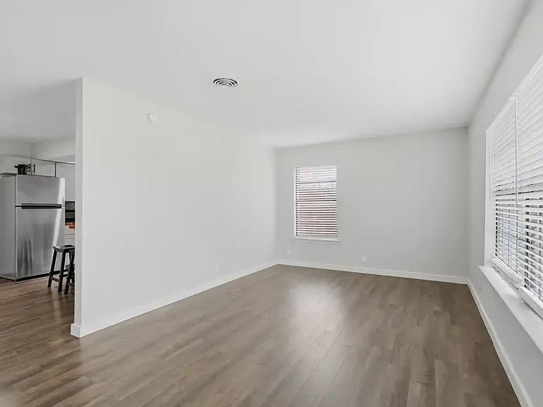 10805 Lake Gardens Dr — Photo 3