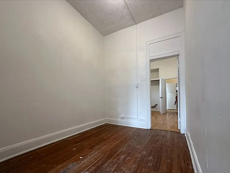 72 Scholes St #1L — Photo 2