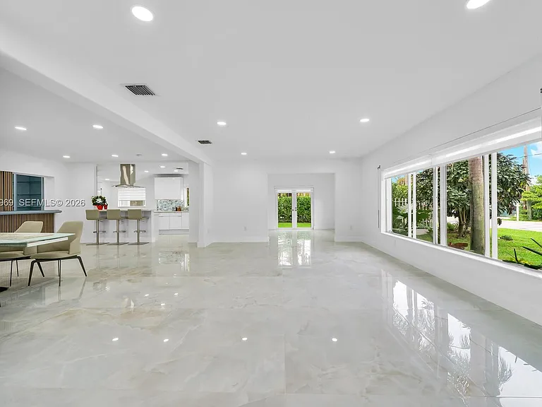 200 N Hibiscus Dr — Photo 3