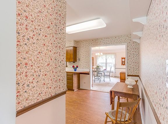 5th image of 585 Sussex Ct