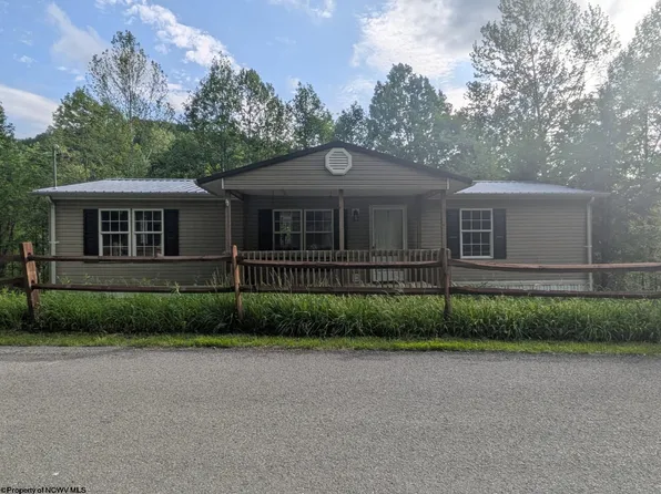 945 Pine Grove Rd, Fairmont, WV 26554