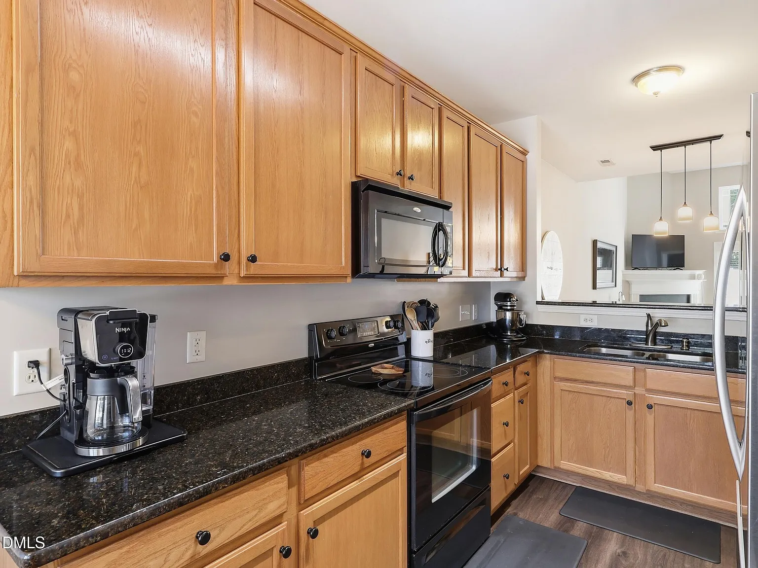 3 bed, 2.5 bath, 1929 sqft, $2,000 — Photo 3