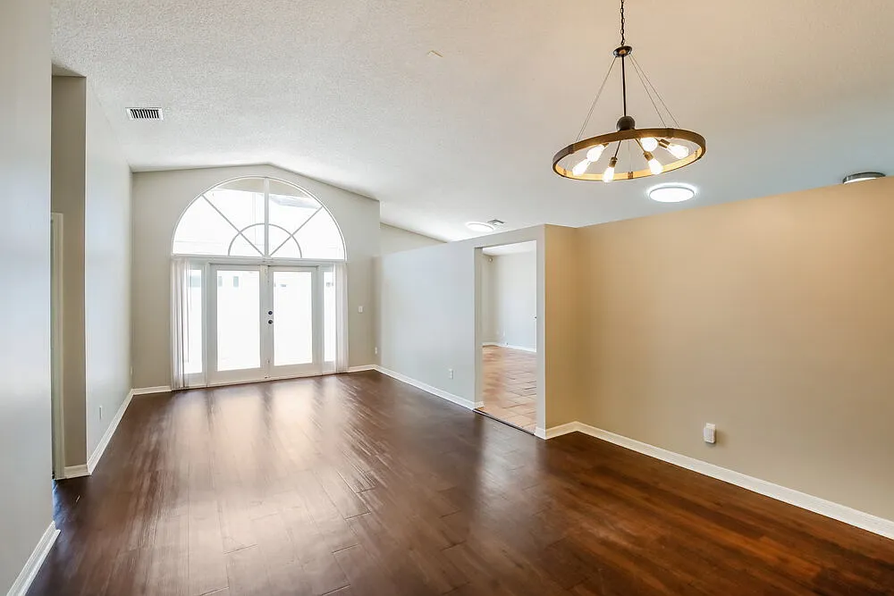 3 bed, 2.0 bath, 1693 sqft, $3,310 — Photo 4