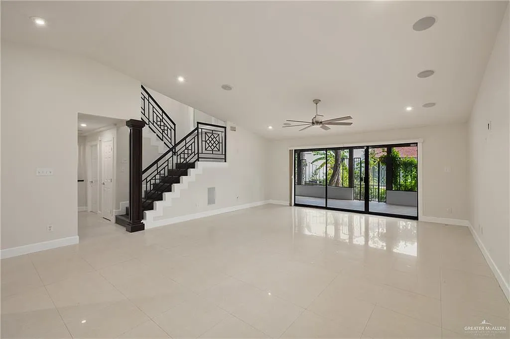 3 bed, 2.0 bath, 2553 sqft, $2,700 — Photo 3