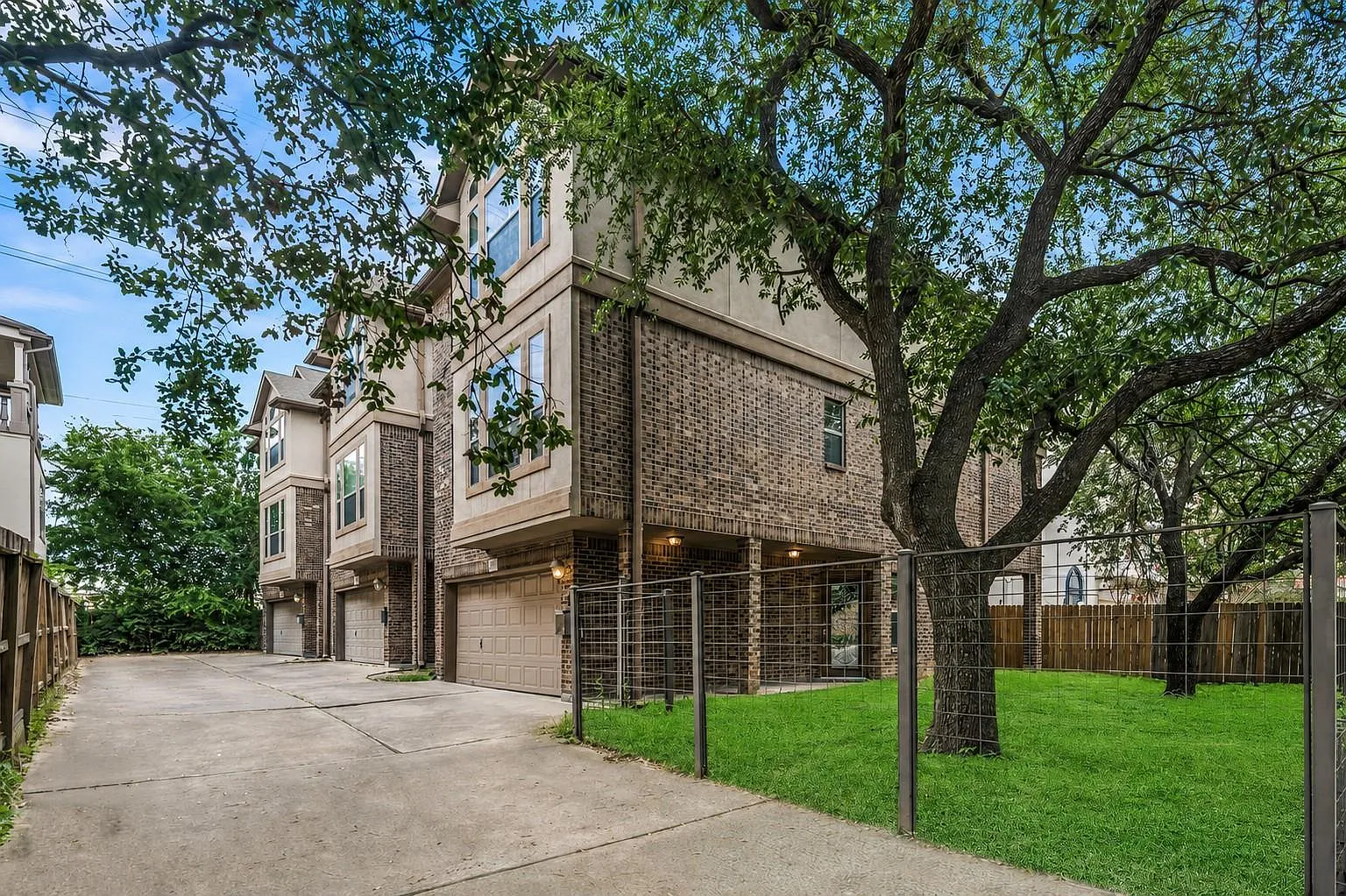 3 bed, 3.5 bath, 2334 sqft, $3,250 — Photo 1