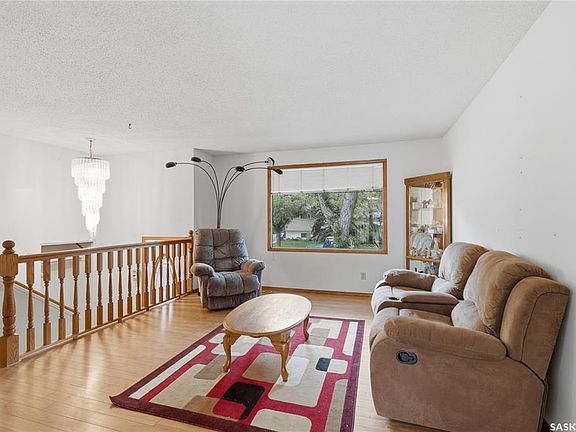 4th image of 195 Forsyth CRESCENT