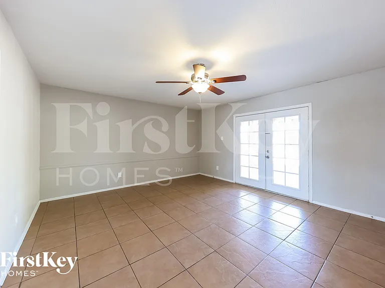 5702 N 19th Dr — Photo 2