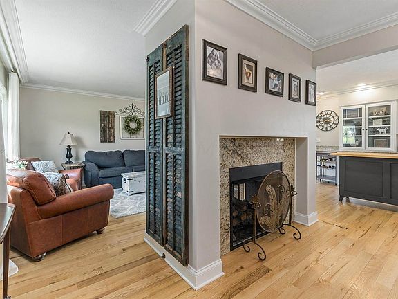 4th image of 14 Scott Cir