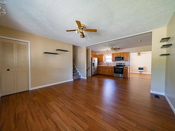 4th image of 1060 Sherwood Dr