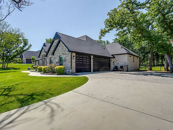 3rd image of 1011 Glenoaks Dr