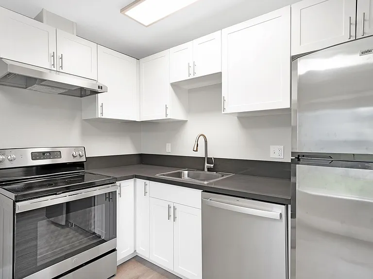 The Alexander Apartments — Photo 15