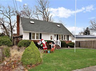 581 Chamberlin St, East Meadow, NY 11554