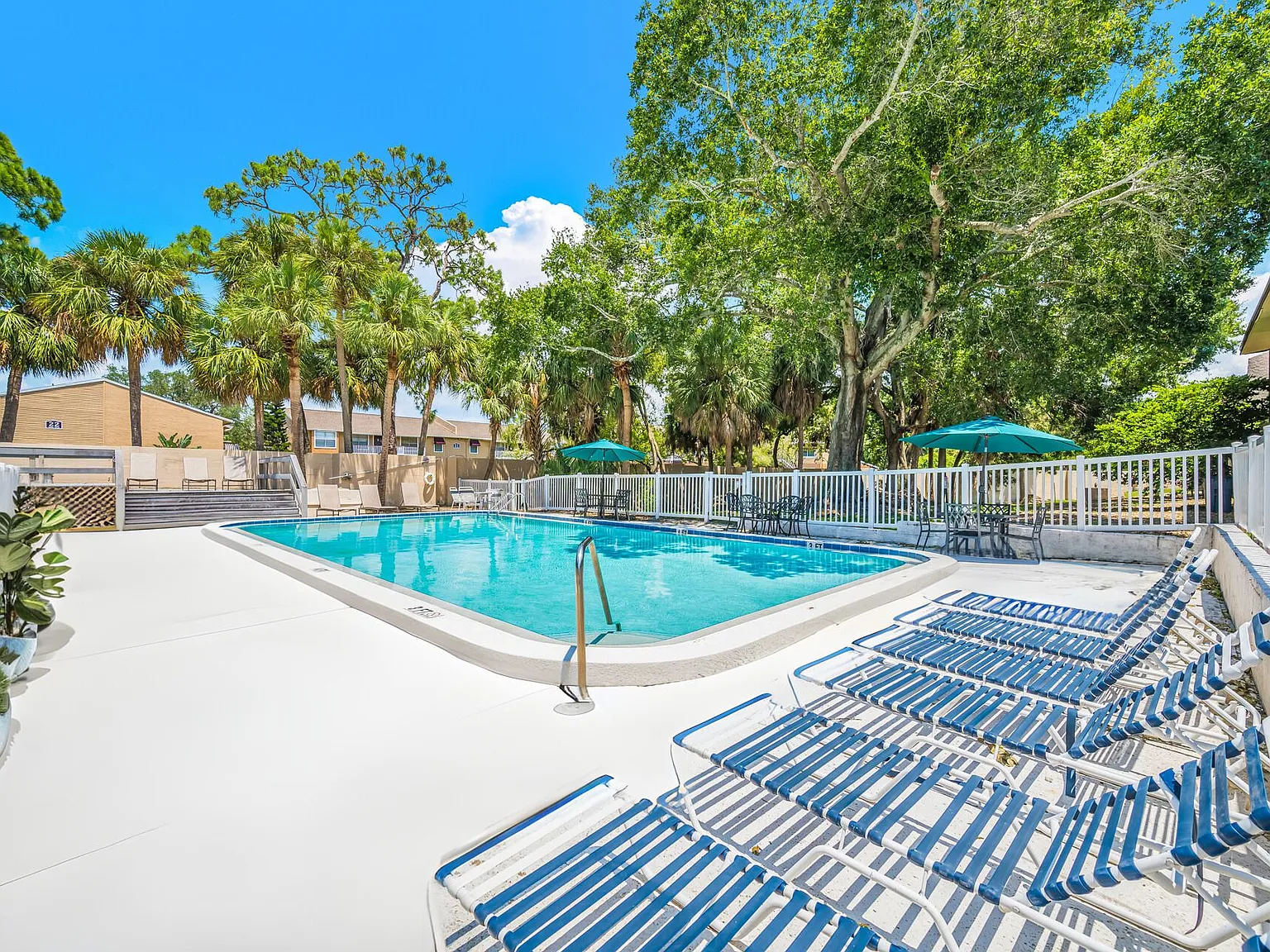 HUGE Renovated Townhome - Private Laundry & Pool — Photo 2