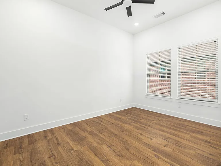 Luxury One Bedroom Townhome Available Now! - In The Heart Of Fayetteville — Photo 27