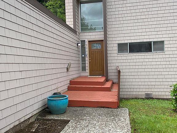 3rd image of 1735 112th Ave NE