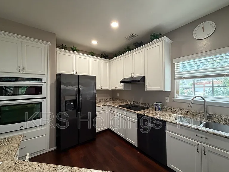 1409 Pandoria Ct — Photo 3