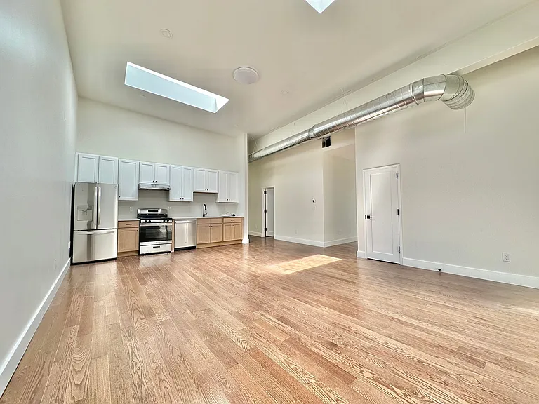 402 Crown St — Photo 2