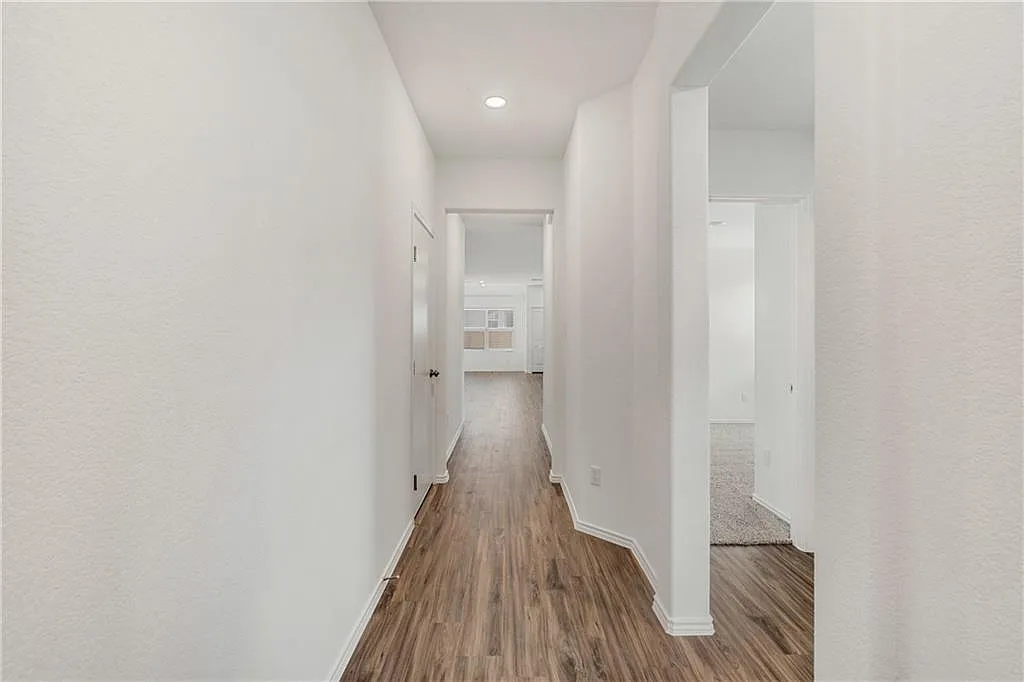 3 bed, 2.0 bath, 1645 sqft, $2,050 — Photo 3