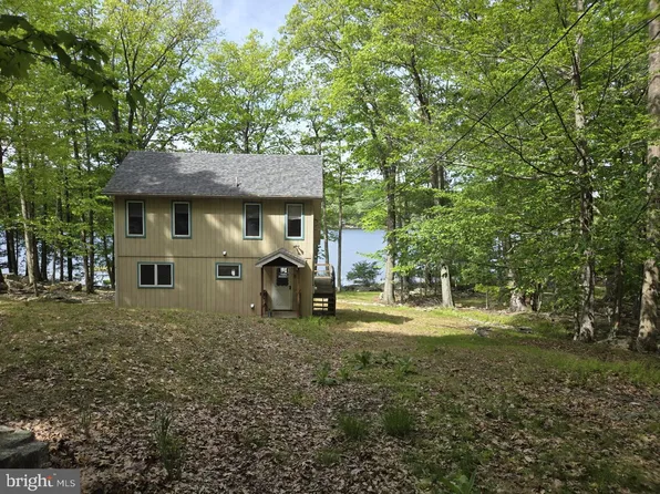 113 E Shore Dr, Hawley, PA 18428
