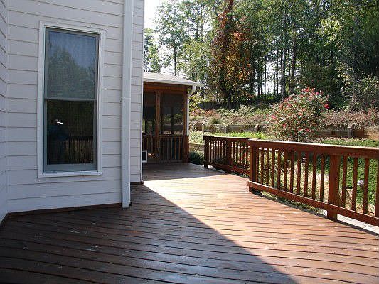 Large deck great for entertaining.