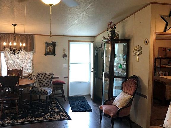4th image of 60 Carolyn Dr