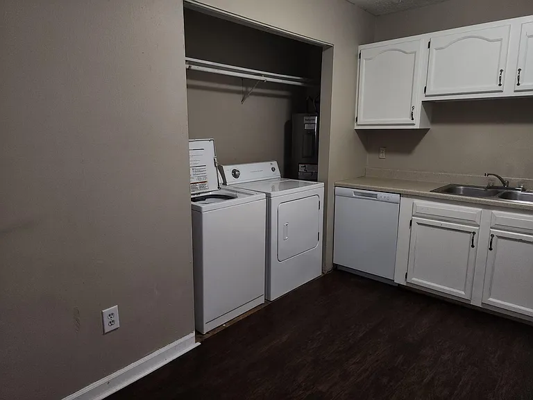 904 Hillwood Dr #D — Photo 8