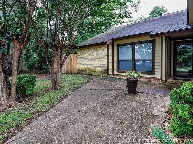3 bed, 2.0 bath, 1995 sqft, $2,000 — Photo 2