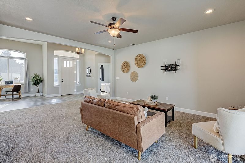 3rd image of 415 SW R Street