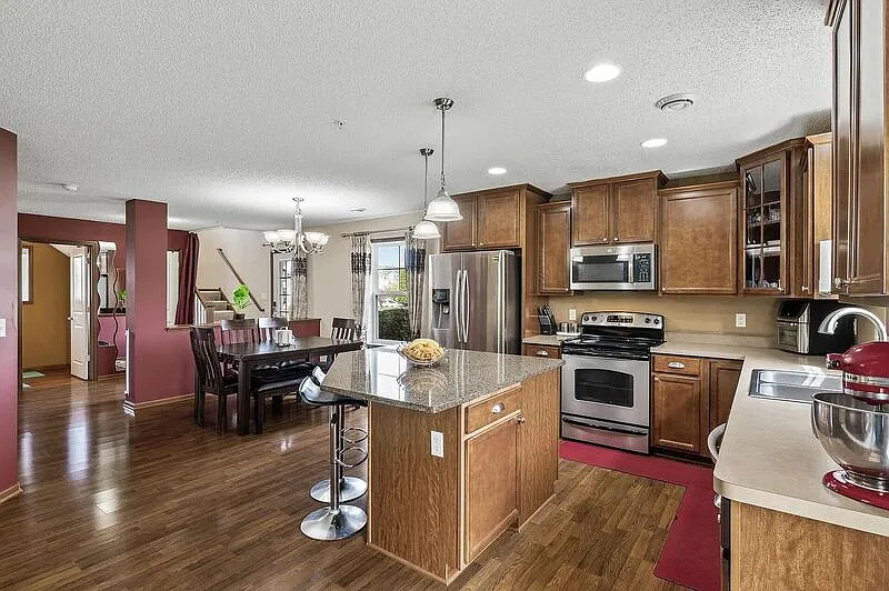 3 bed, 3.0 bath, 1911 sqft, $2,650 — Photo 2