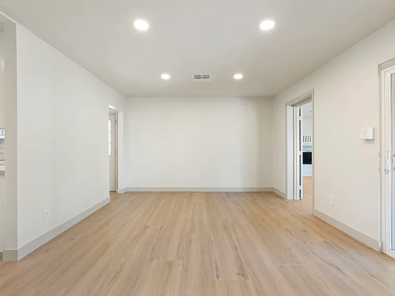 715 W Oregon Ave — Photo 8