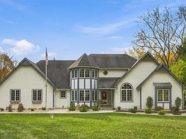 12090 Great Oaks Dr, Fenton, MI 48430