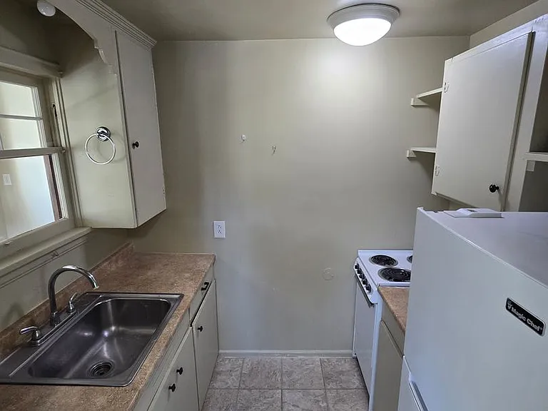 209 N Madison St — Photo 22