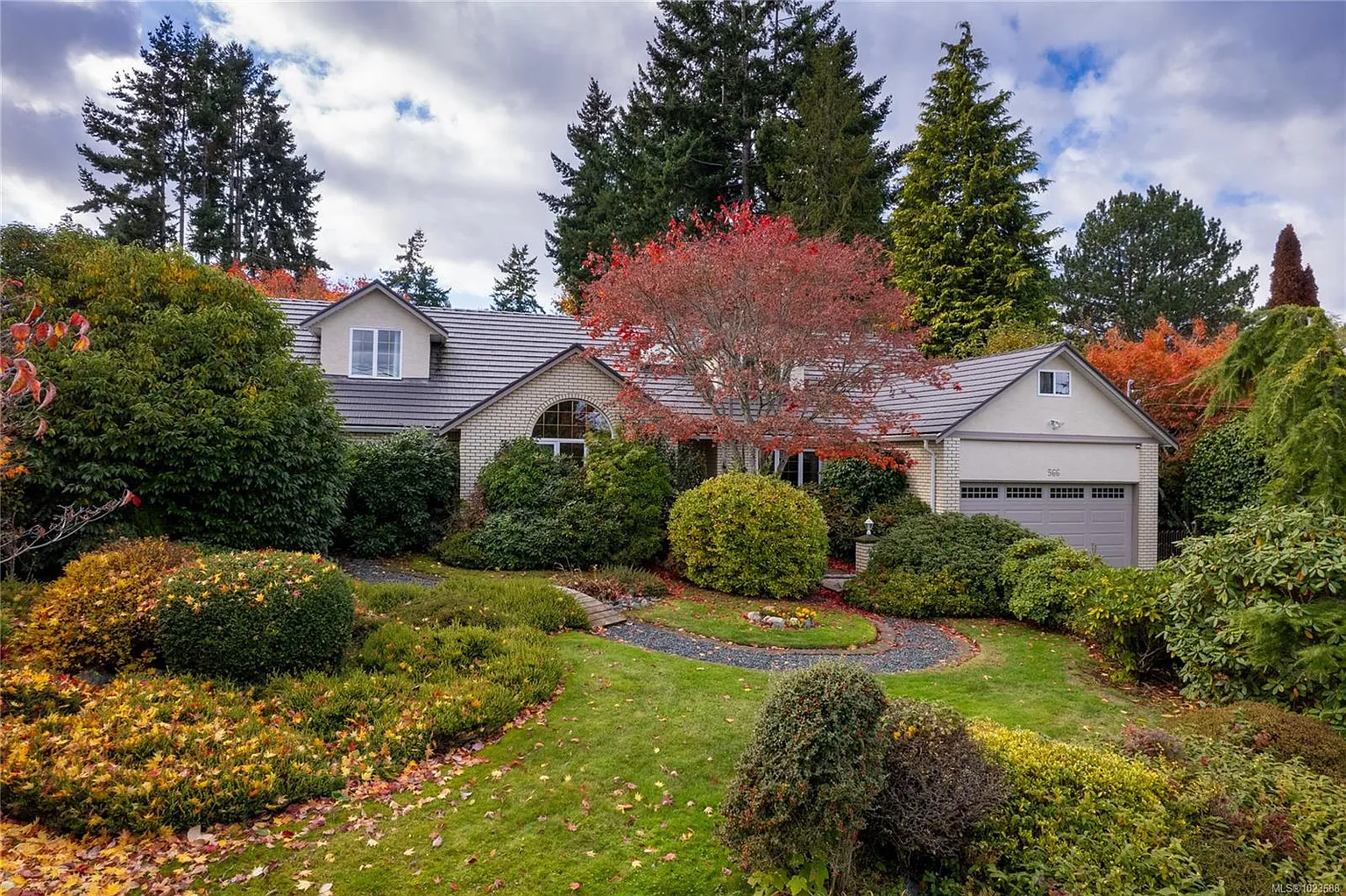 566 Crescent Rd W photo 1