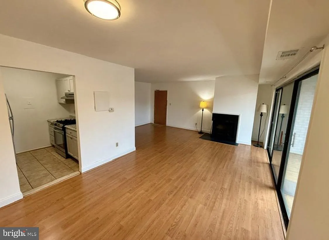 2 bed, 2.0 bath, 902 sqft, $2,500 — Photo 4