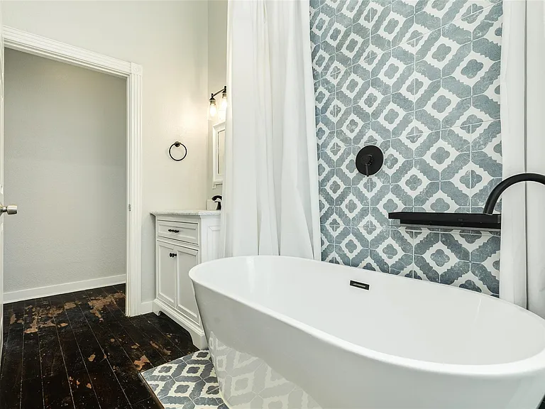1407 Winnie St — Photo 24