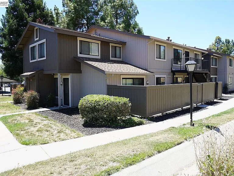 272 Galano Plz — Photo 31