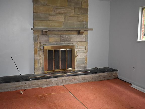 2nd image of 402 Greenup Ct