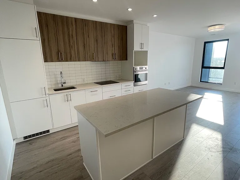 181 King St S #1009 — Photo 8