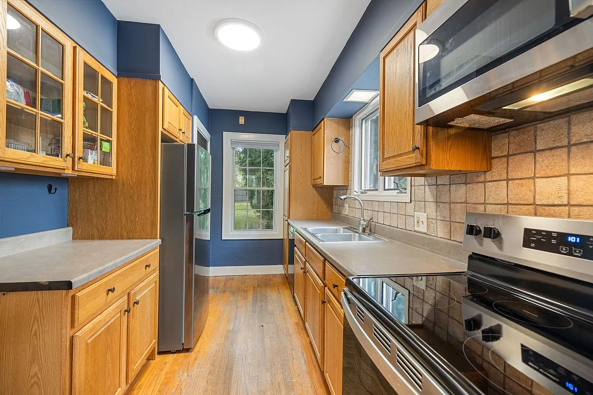 3 bed, 1.5 bath, 1029 sqft, $2,300 — Photo 2