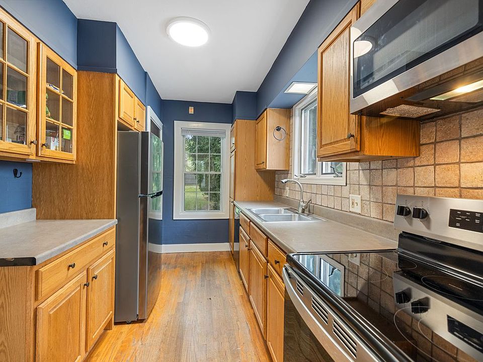 2nd image of 448 Buckingham Ave