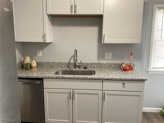 4th image of 21476 Lake Shore Blvd