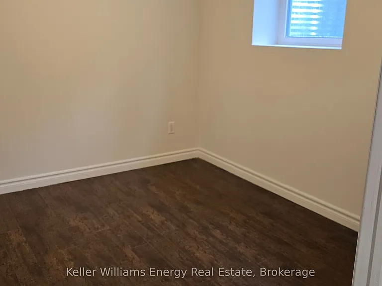 910 Grierson St #LOWER — Photo 16