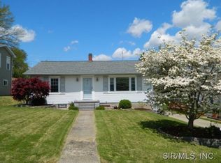 1215 S Main St, Hillsboro, IL 62049