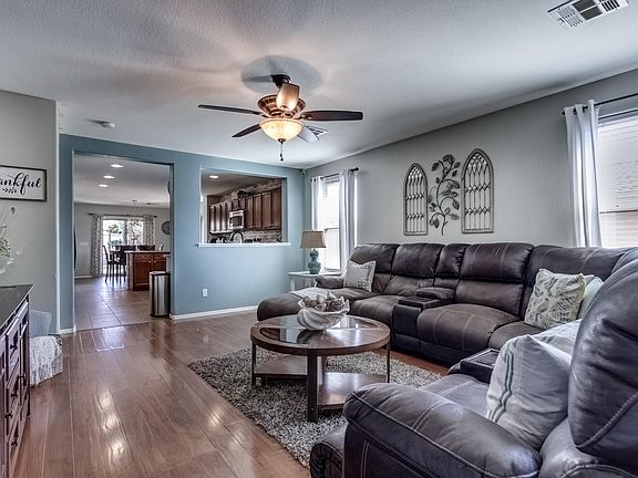 4th image of 984 E Daniella Dr