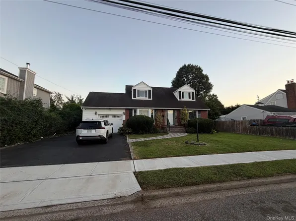 18 Alexander Ave, Hicksville, NY 11801