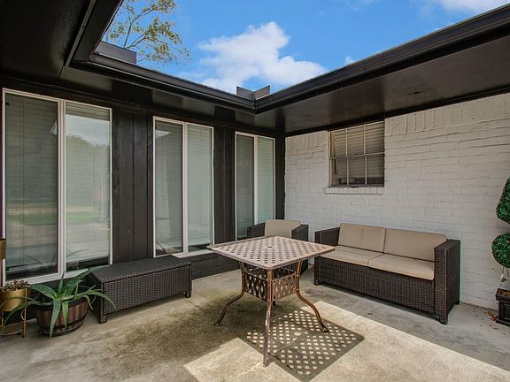 4th image of 1327 Fallbrook Dr