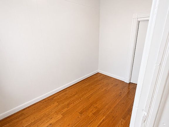 3rd image of 992 Hart St #2
